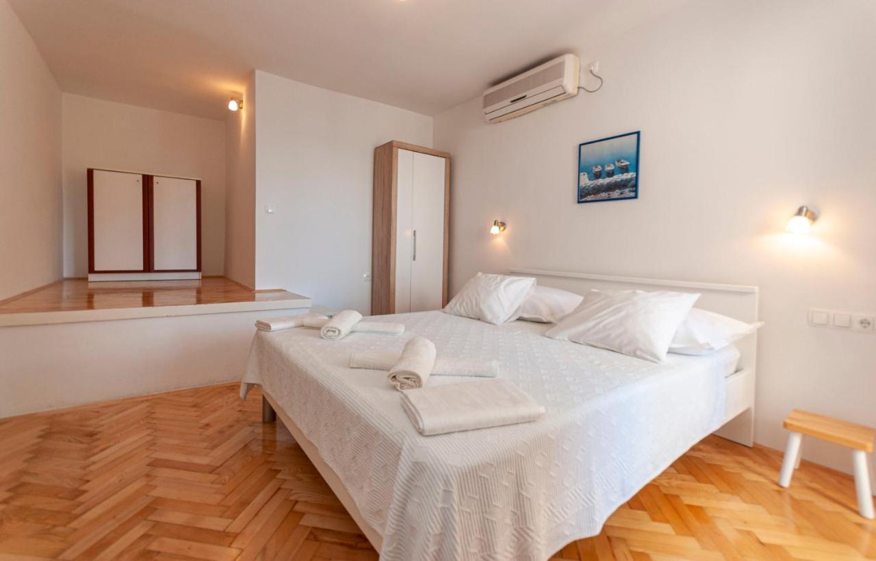 Apartment And Nikola