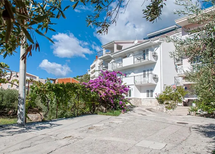 Apartments And Rooms Nikola
